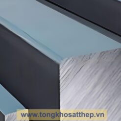 Cận cảnh bề mặt inox vuông đặc