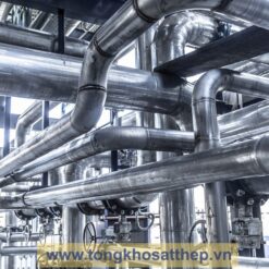 Lắp đặt ống inox hàn tròn tại nhà máy công nghiệp
